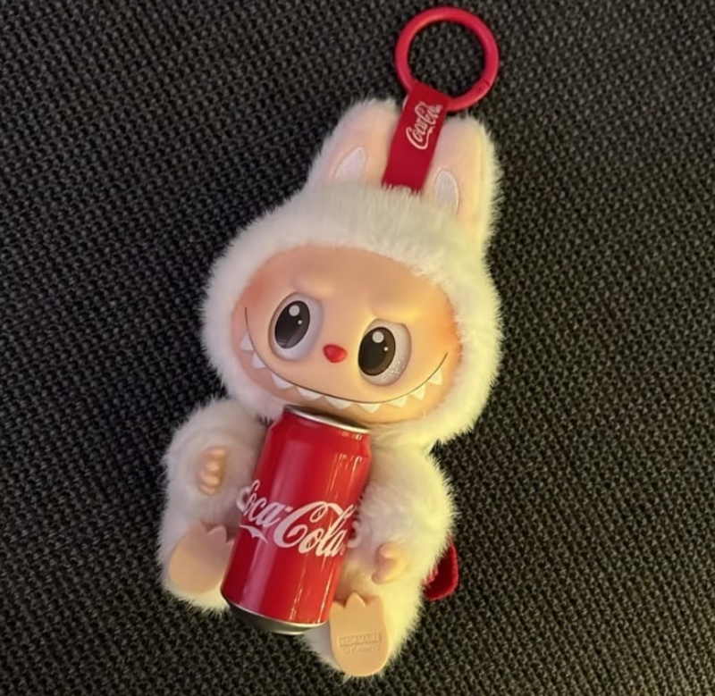 Labubu Monsters Coca-Cola Λούτρινο Πλαστικό Πρόσωπο Have A Seat Vinyl Plush Blind Box 1440-47290